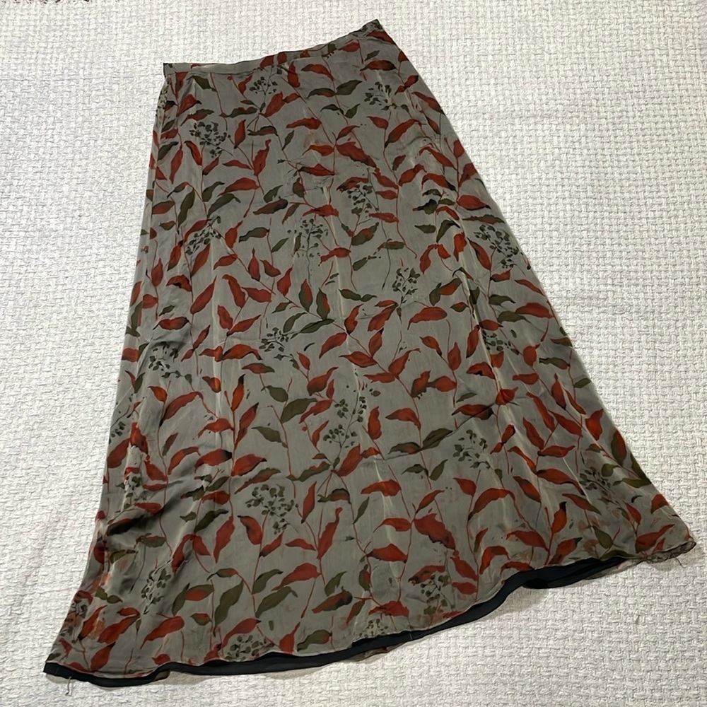 Oscar de la Renta 100% Silk Floral Skirt Size 10P Gray Red Full Skirt